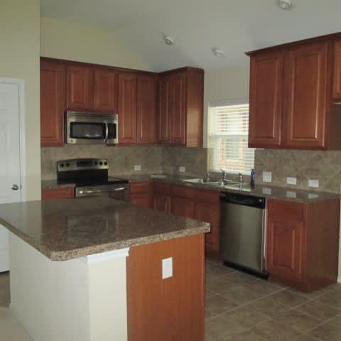Cozy 3 bedroom home with walk-in closets! – photo 2