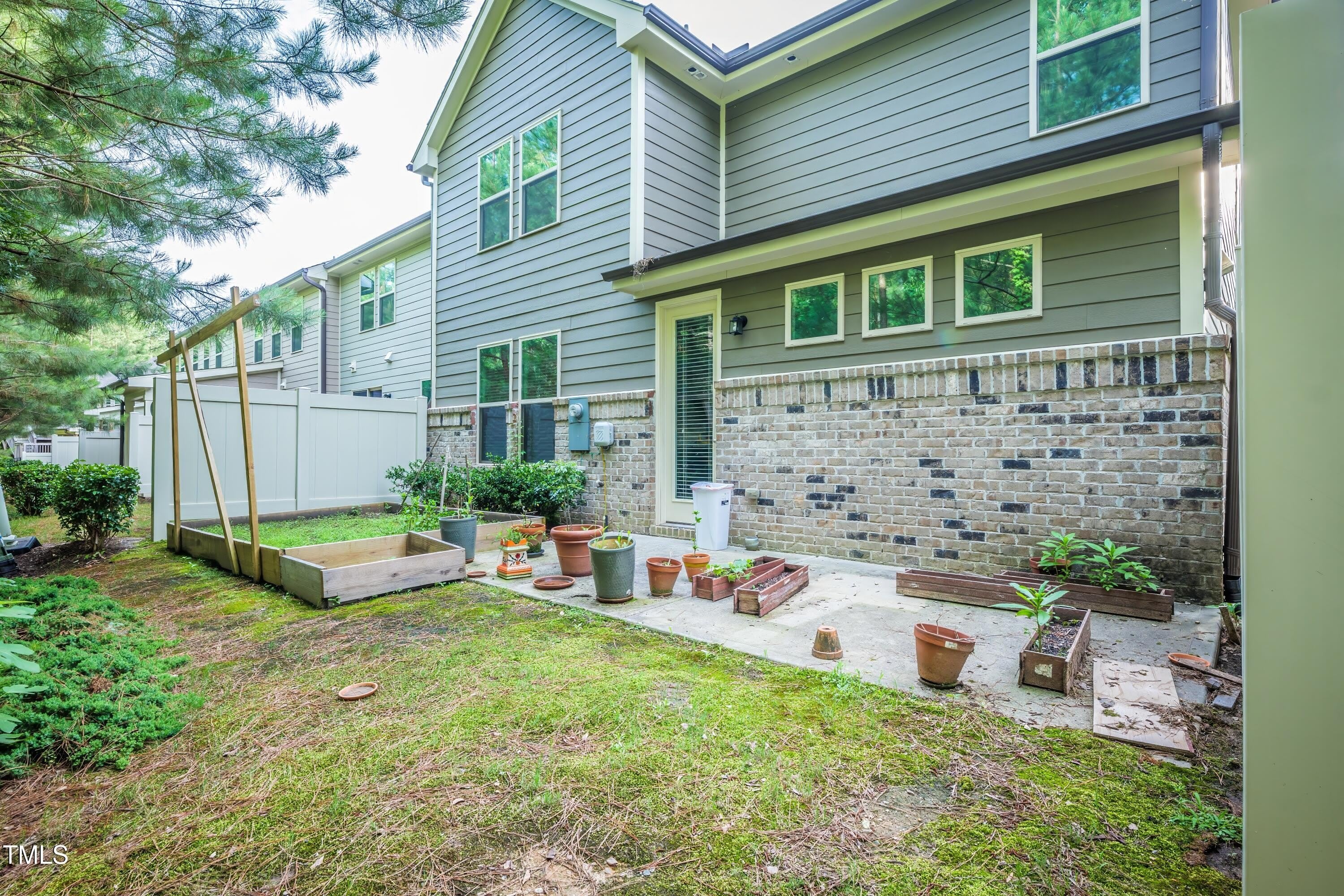 411 Alamosa Place – photo 3