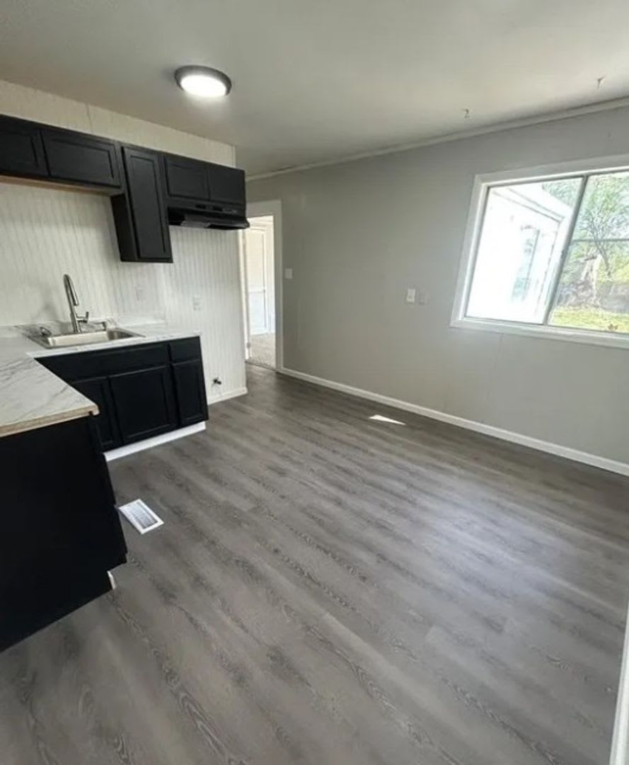 For Lease – photo 2