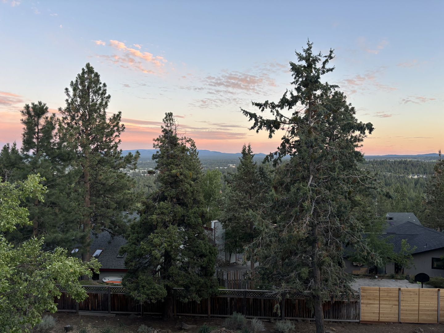 Light-Filled Bend Split-Level with Mountain Views & Flexible Space – photo 2