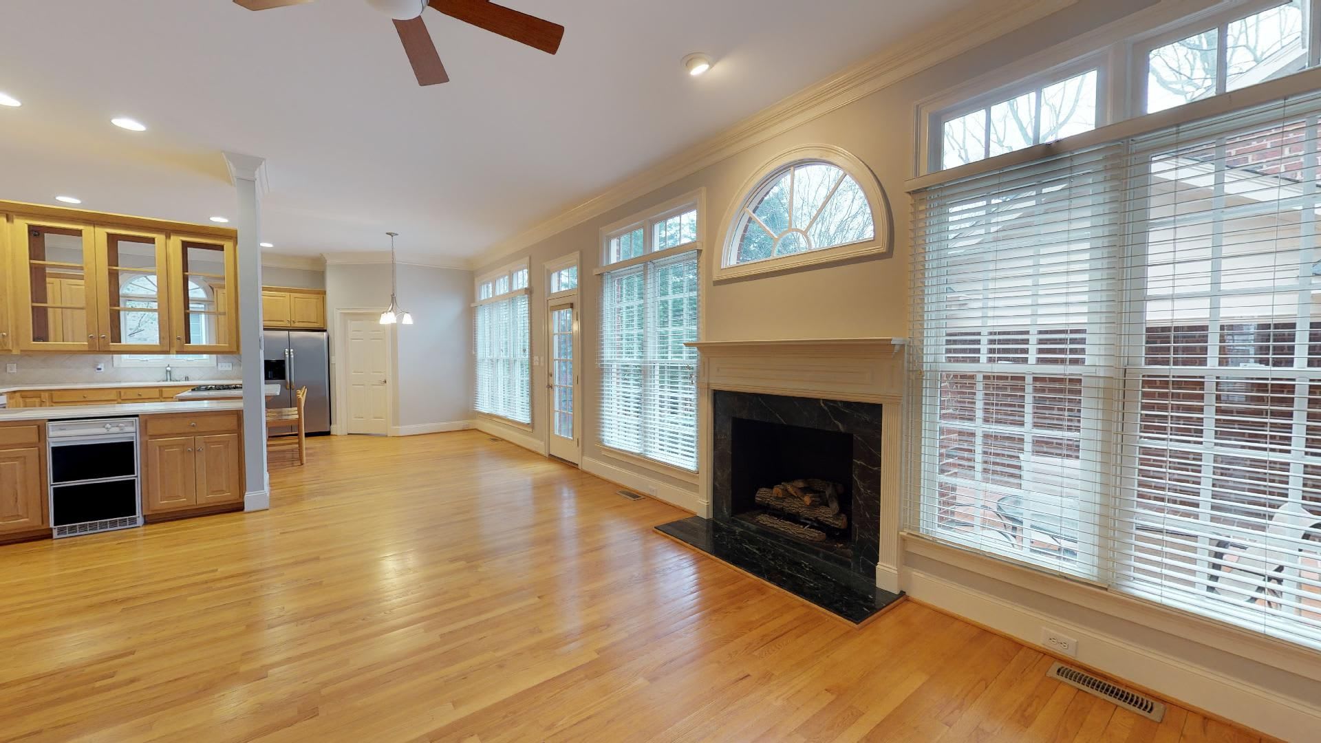 Stunning Brick Home in Cotswold in Quiet cul-de-sac – photo 2