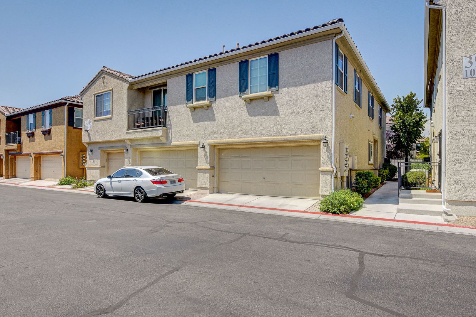 Stunning 3 Bedroom 2.5 Bath Condo! – photo 3