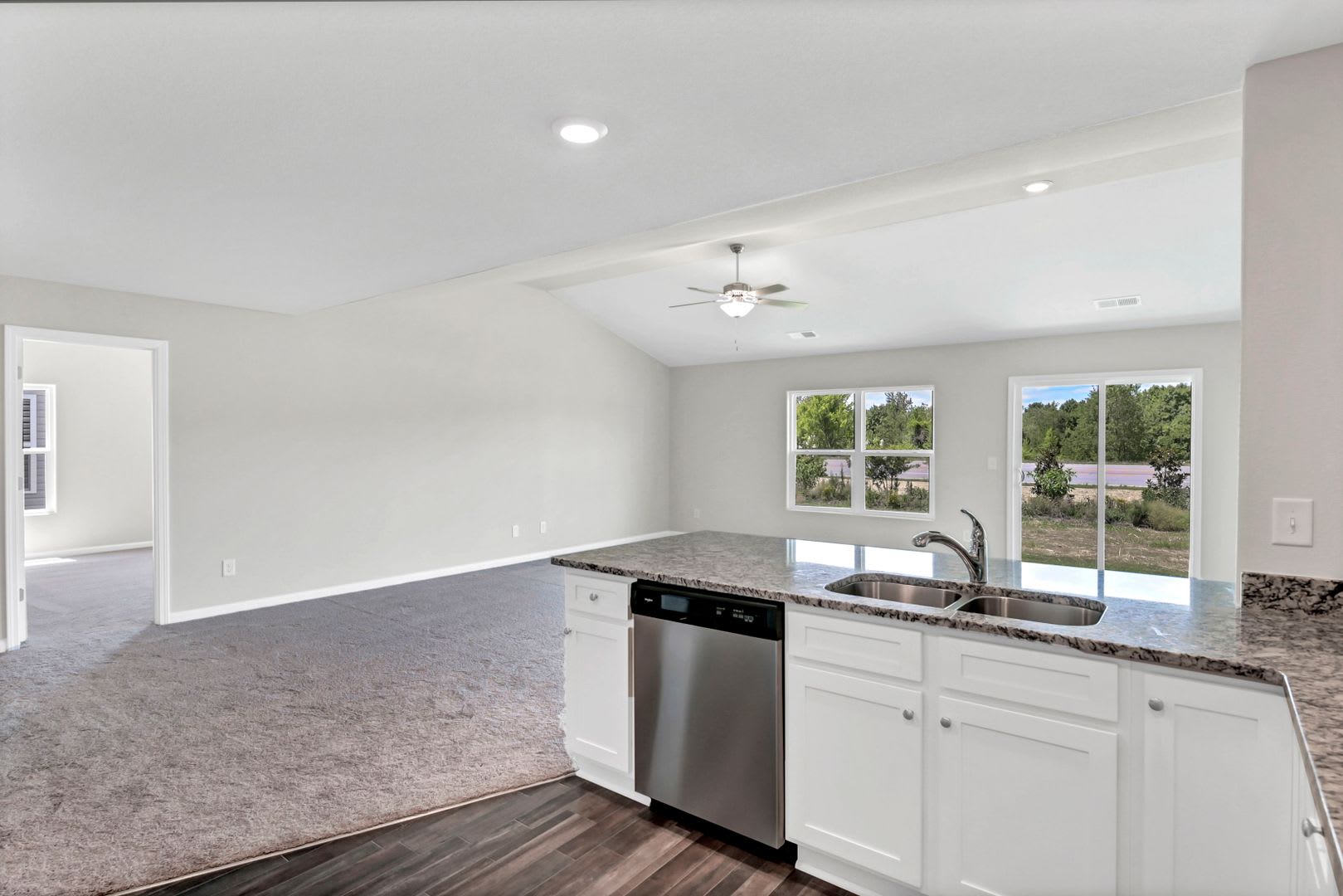 Welcome To 807 Red Berry Lane A Charming And Modern Rental Home That Combines Luxury And Comfort In Every Detail – photo 4