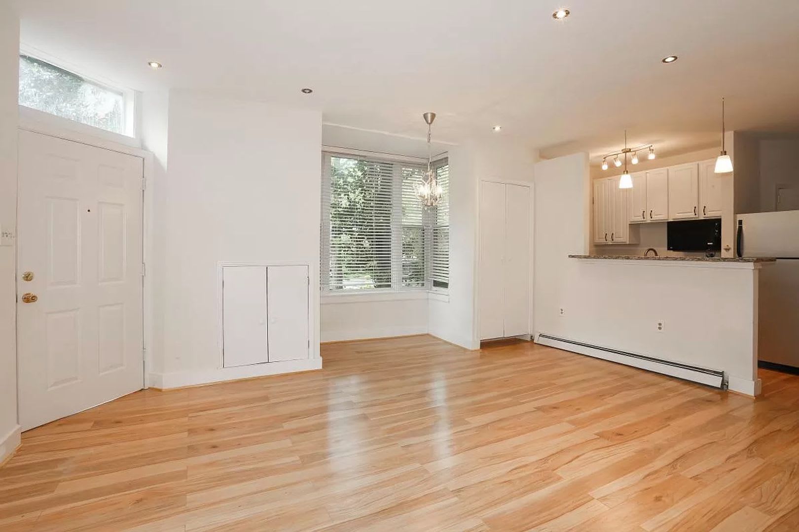 Wonderful Two Bed + Den West End Abode! Parking Available! – photo 1