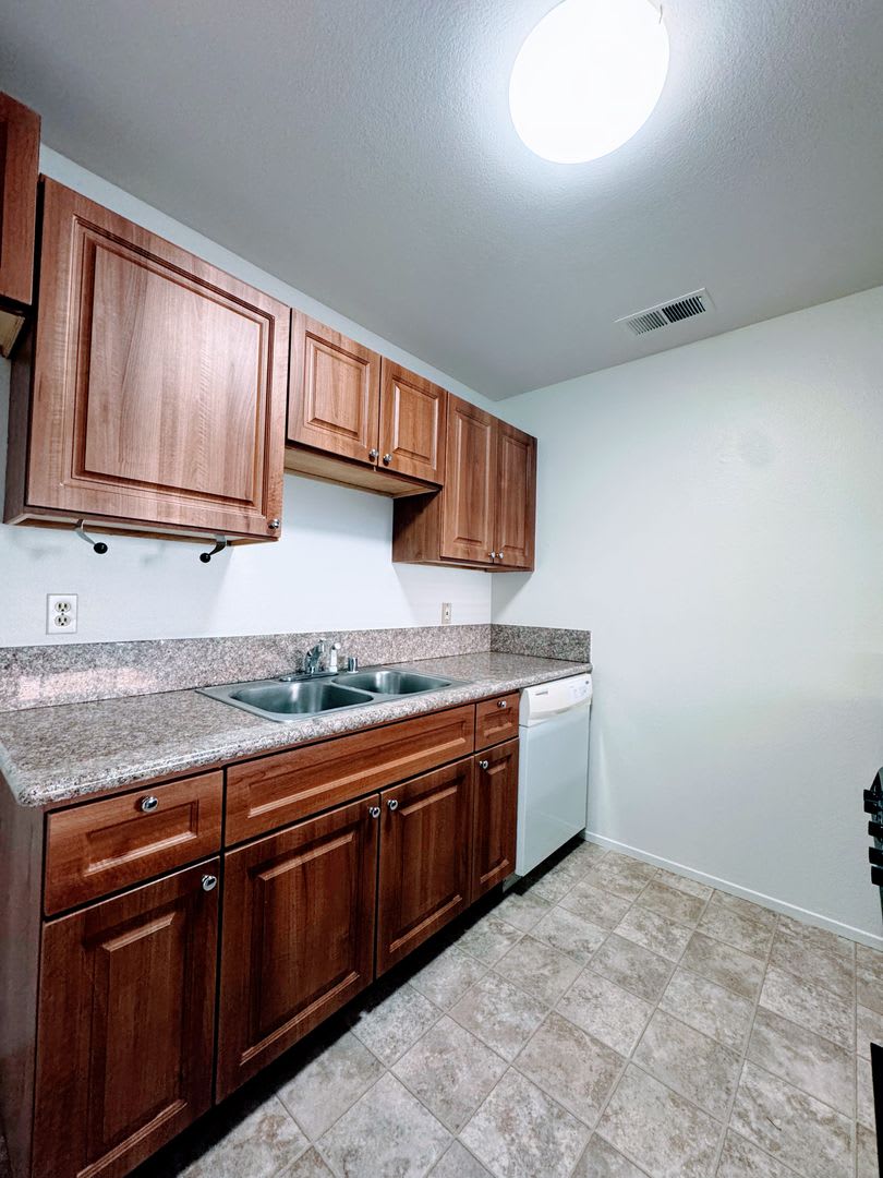 Charming 2-Bedroom Duplex with Large Fenced Yard & Attached Garage – photo 4