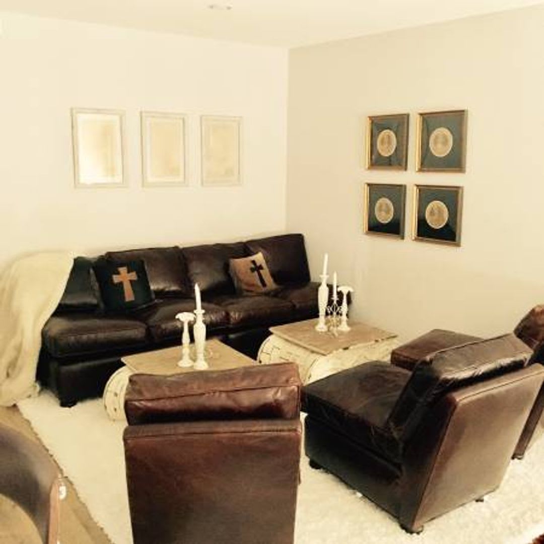 This is a great opportunity to rent a 2 bedroom at a competitive price in Tarzana. – photo 3