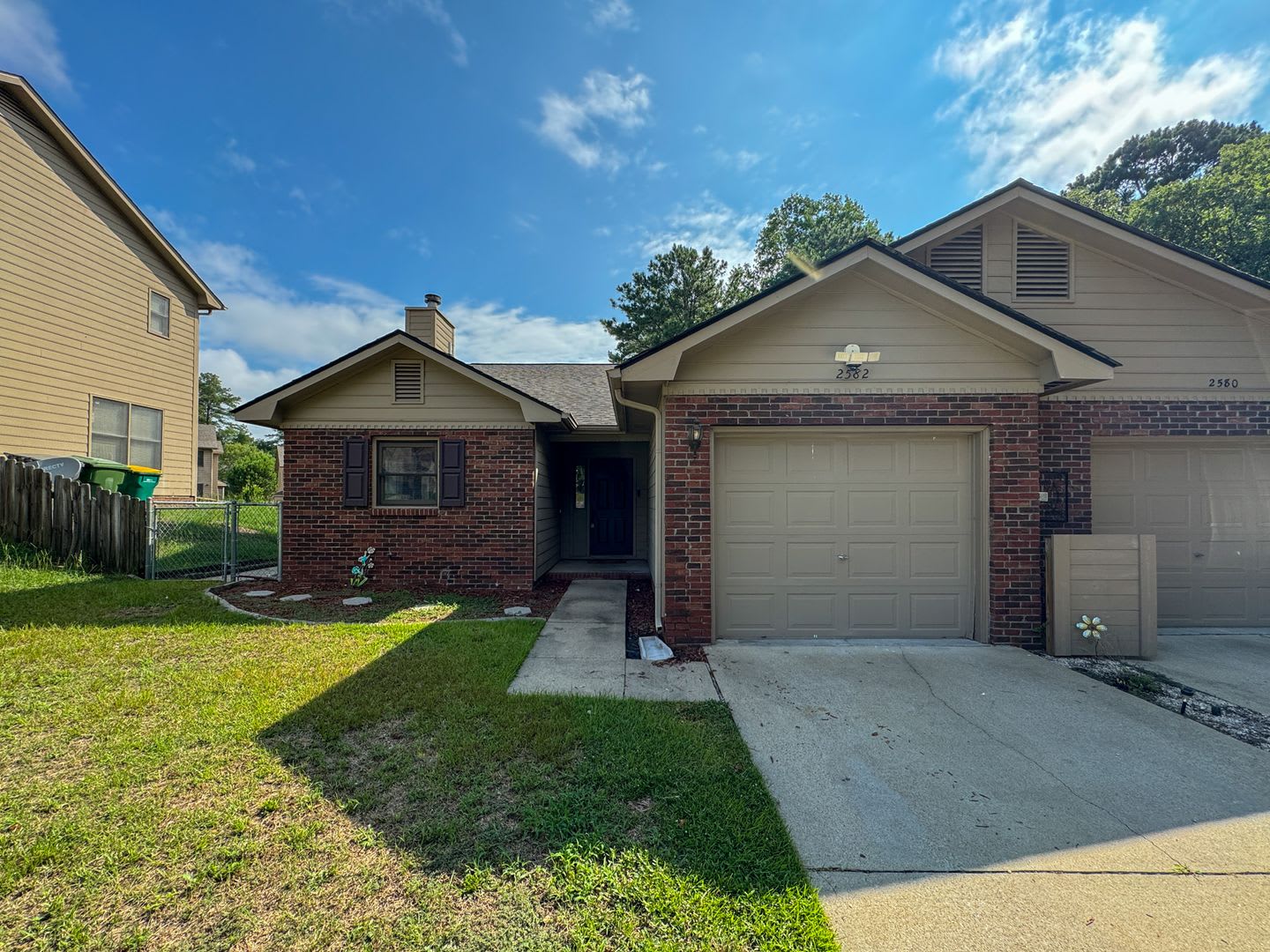 Charming 3 Bed 2 Bath Duplex in Gated Community – photo 1