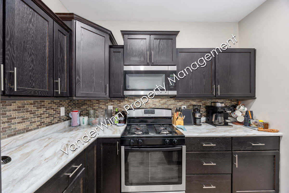 739 Bates Street Southeast – photo 3