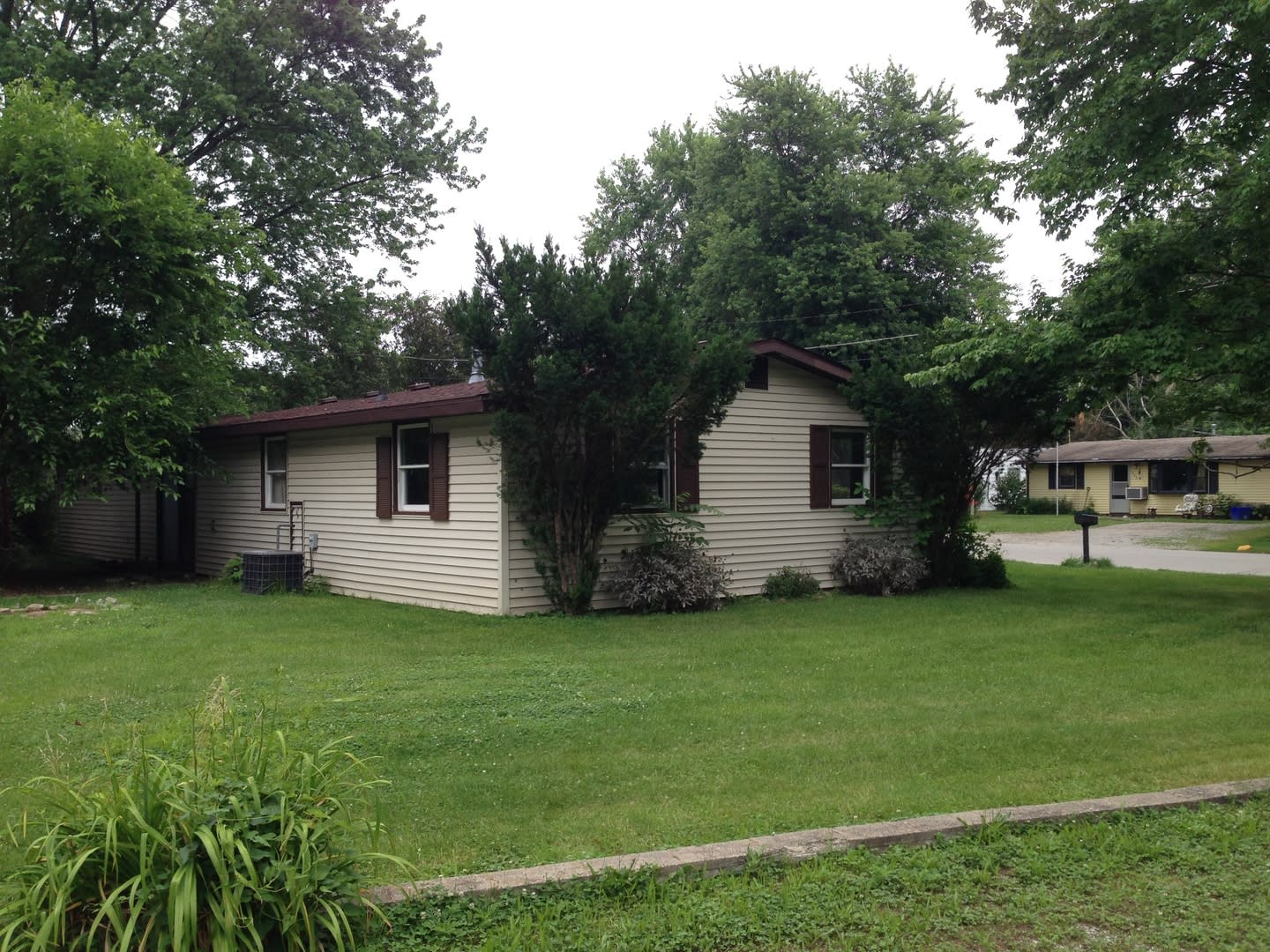 Large 3bd/1bth Single Family Home Near Caterpillar/Newtown Fitness – photo 1