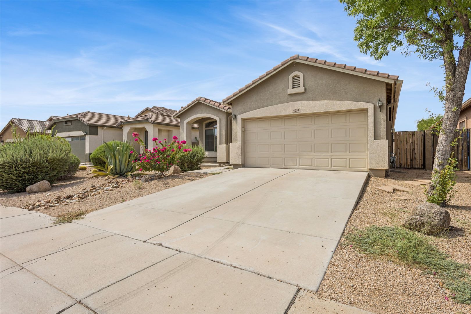 3 Bedroom 2 Bathroom Upgraded Beauty Located In Anthem West 1 Story Pool All Appliances Available Now – photo 1