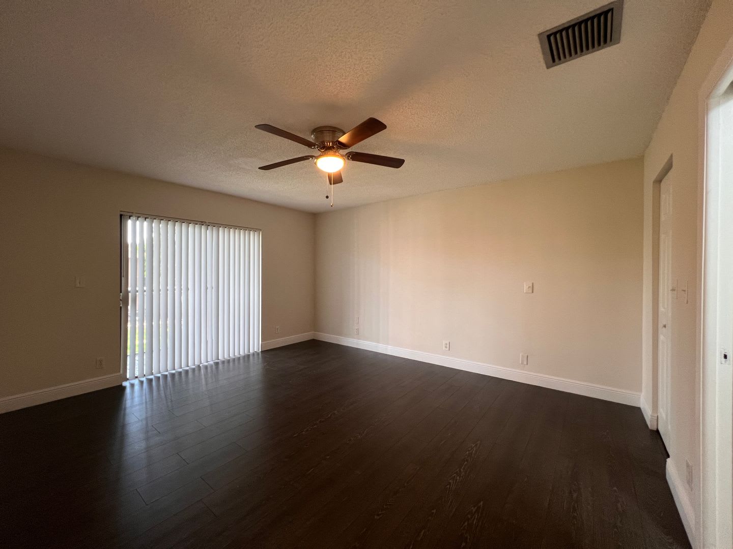 Pretty, Huge, Updated Townhome – photo 3