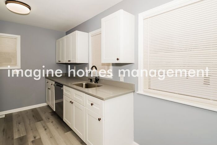 3826 Yates Avenue North – photo 5
