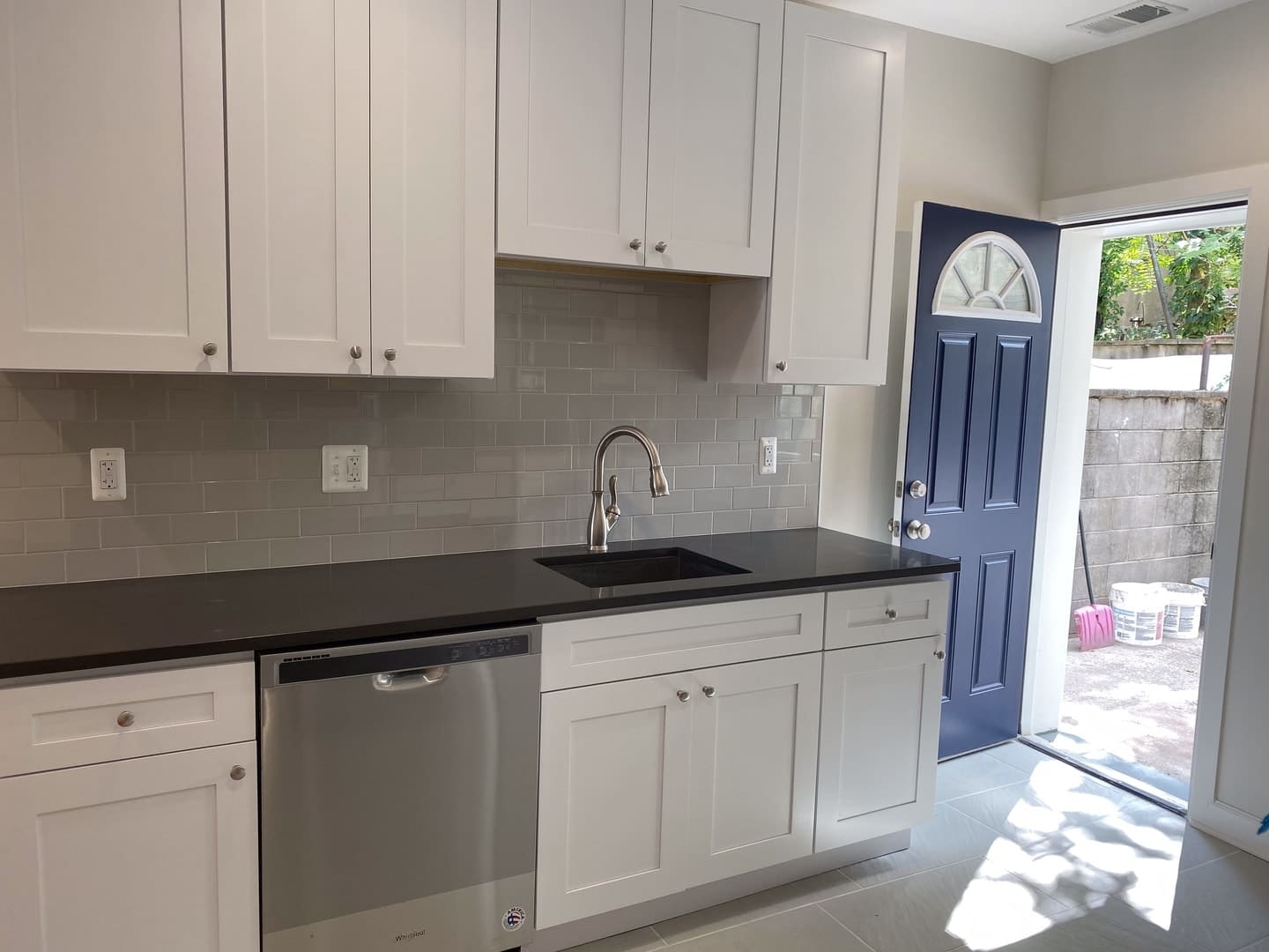 Modern Passyunk Square 3 Bedroom 1 5 Bath Home W D Yard Central Air Come Check This Out H W Fls – photo 4