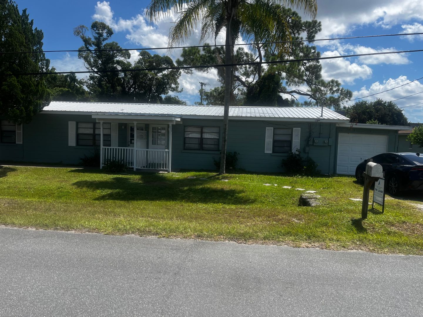 Great location two bedroom one bath with a garage – photo 1