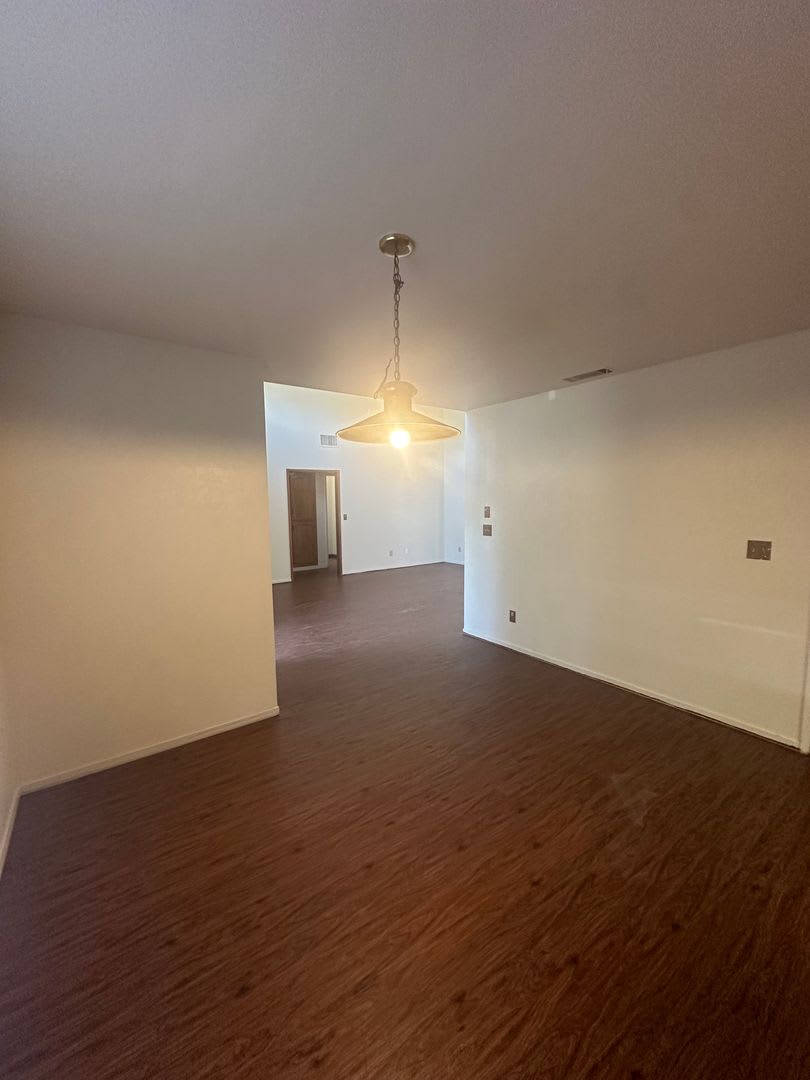 Clean condo centrally located in Visalia with new flooring and paint! – photo 4