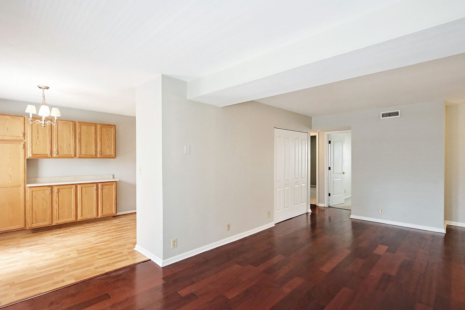 Move-in Ready Villas at Southern Ridge Apartment Near 5th St Station – photo 3
