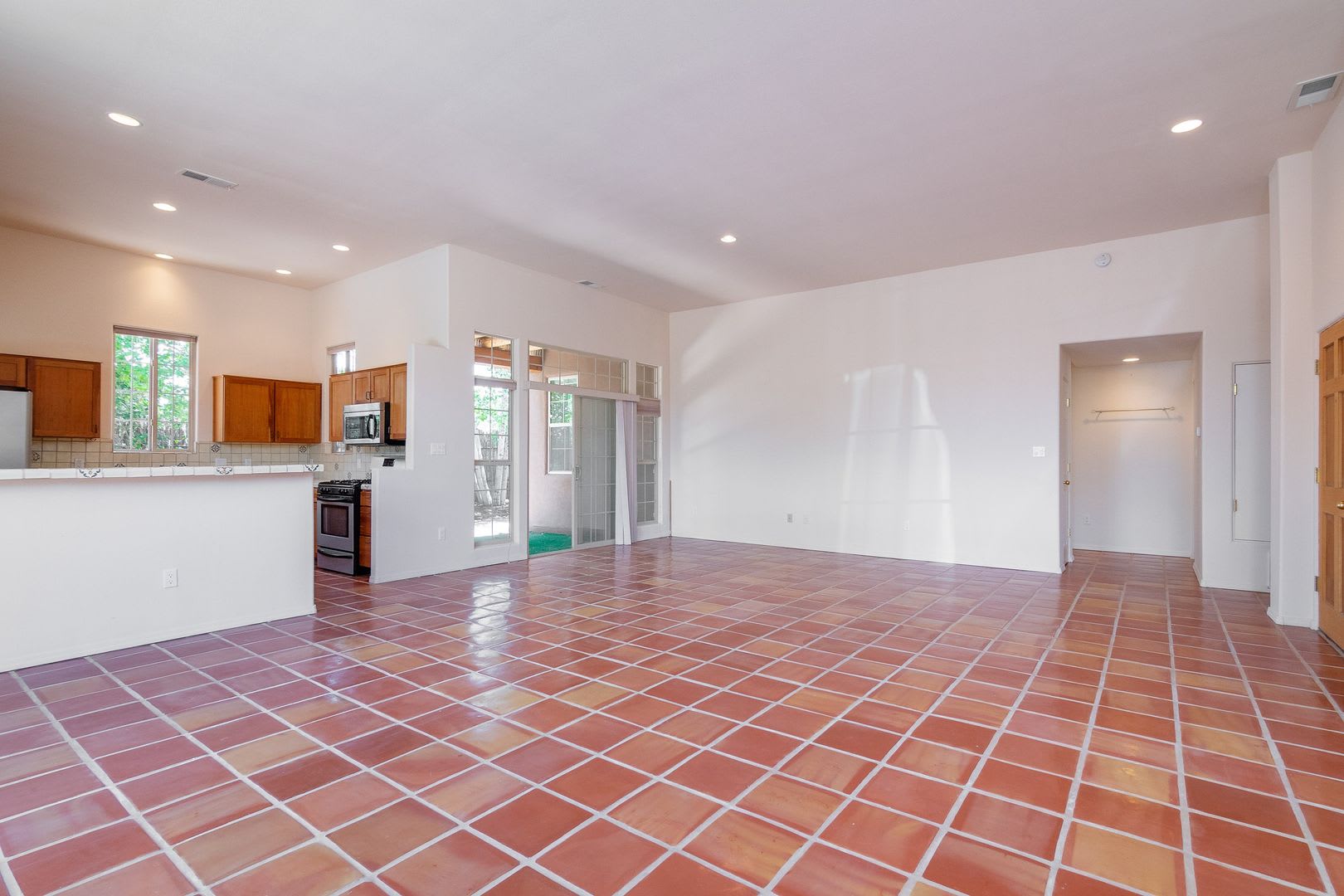 Single Level 3 Bedroom 2.5 Bath home in Desirable neighborhood Available Now! – photo 4