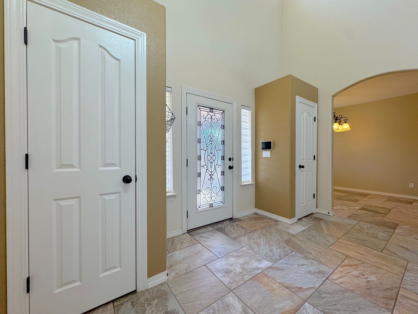 East El Paso 4bed/2.5bath Refrig A/C with Solar Panels! – photo 4