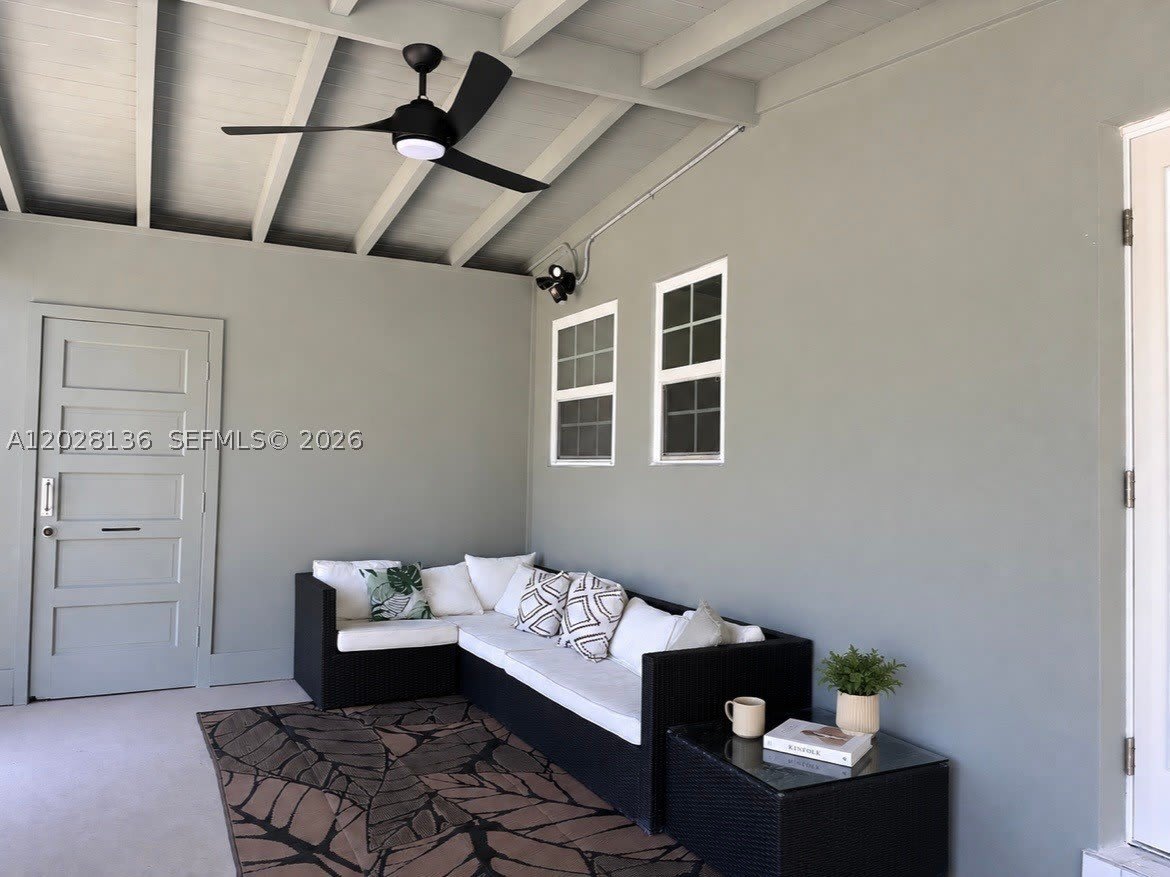 810 NE 3rd Ave – photo 3