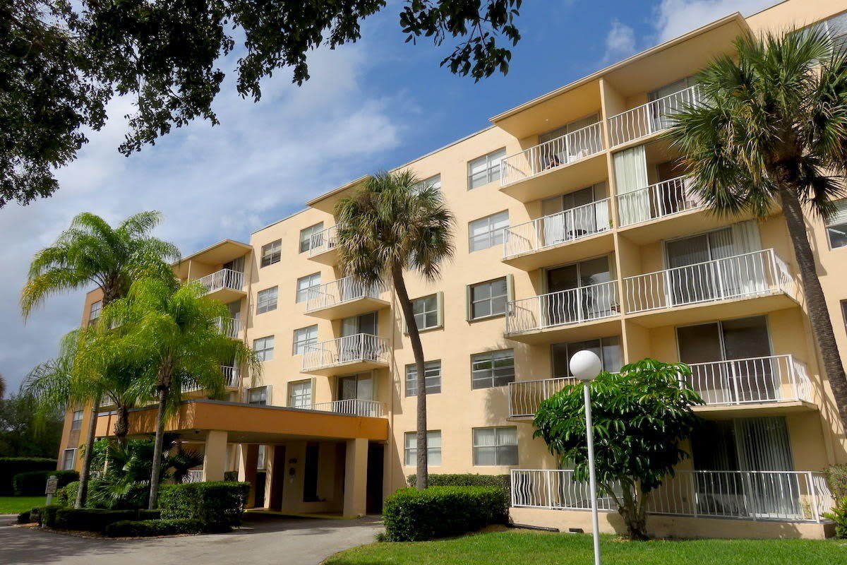 470 Executive Center Drive – photo 2