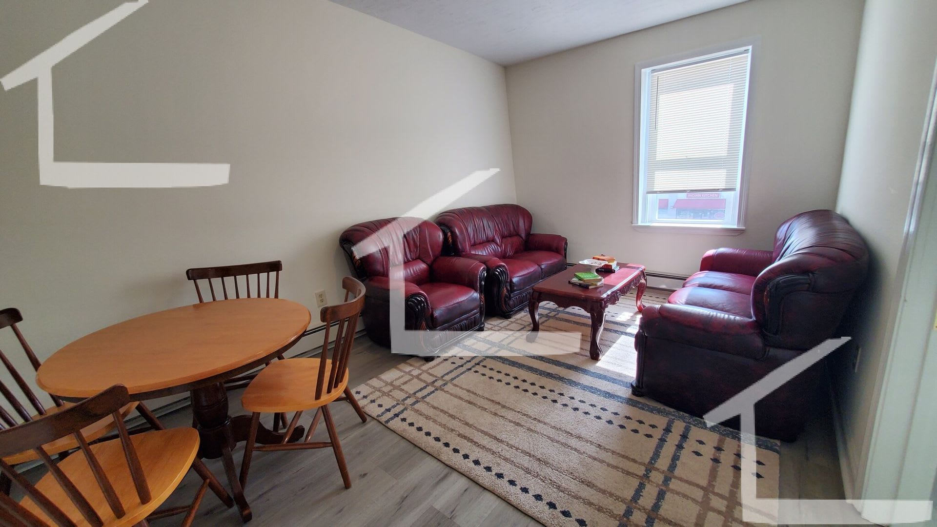 Conveniently located, beautifully maintained Apt with modern appliances. A/C. Near Public Transport! – photo 3