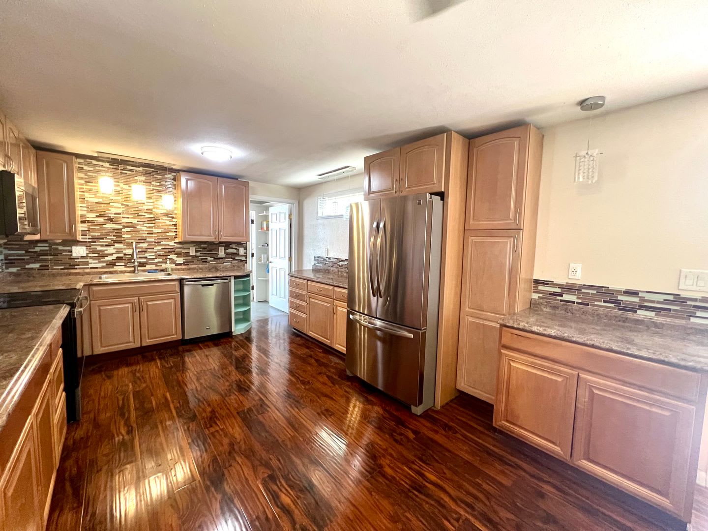 3 Bedroom, 2 Bathroom Home with Plenty of Space – photo 4