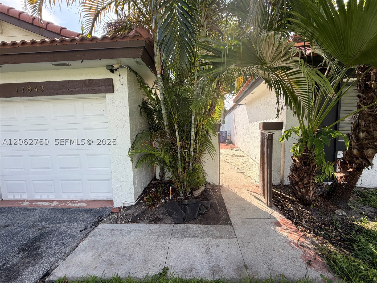 17843 NW 63rd Ct FRONT – photo 1