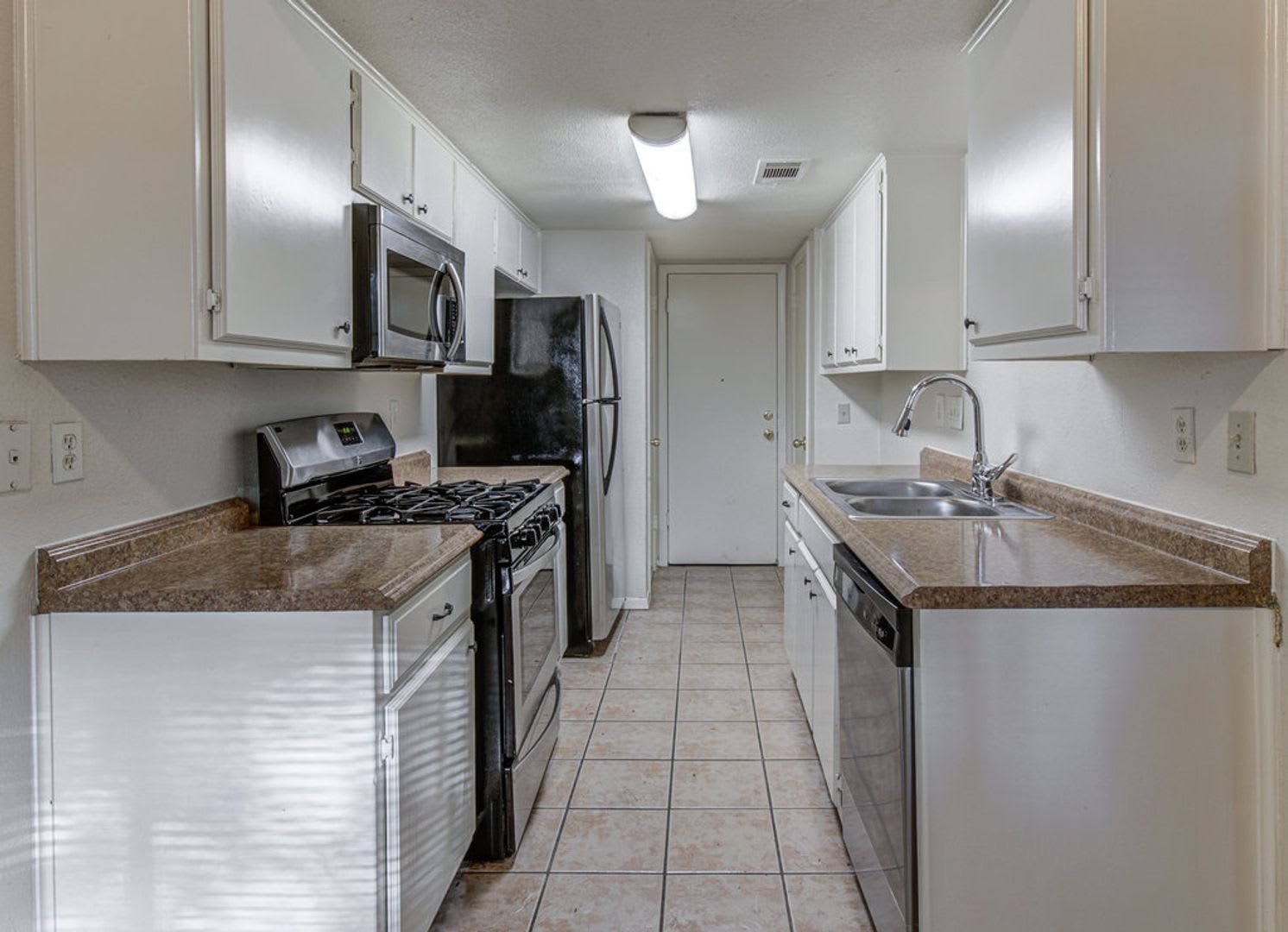 **TWO WEEKS FREE RENT** Charming 2-Bed, 1.5-Bath Duplex in South Austin! – photo 4