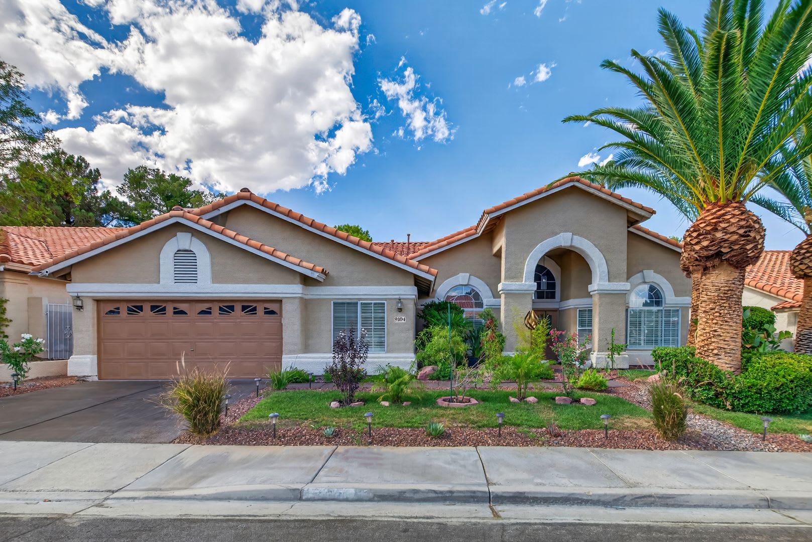**FURNISHED** POOL! SPECTACULAR SINGLE-STORY 4-BEDROOM HOME IN PECCOLE RANCH! – photo 4