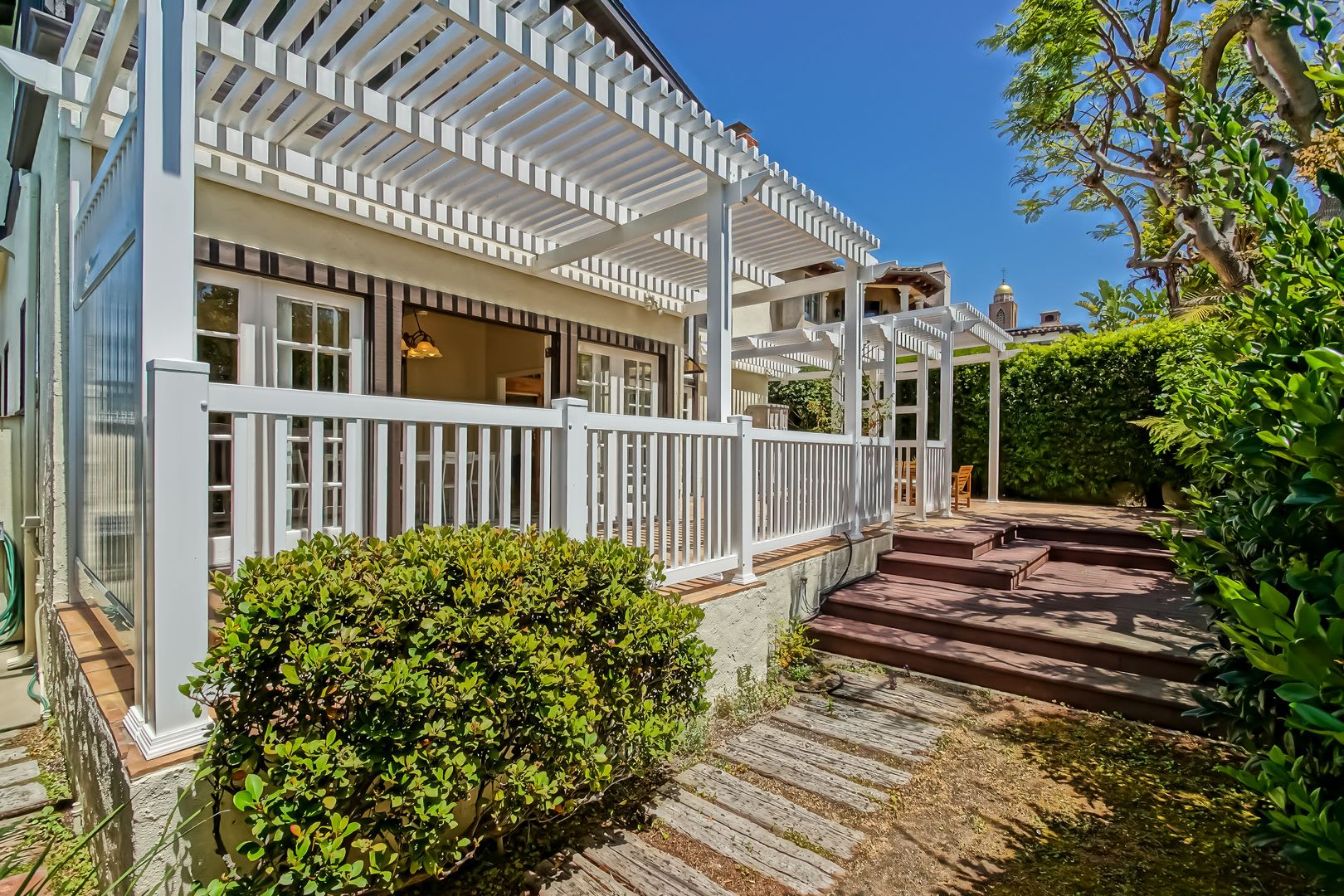 Available For 3 Months Or More Tbd Charming Fully Furnished Hilltop Home W Large Rear Yard Patio 2 Large Balconies W Ocean Views 5 Car Parking A Block From Greenbelt Downtown Mb Schools 2 Mins To Beach – photo 2