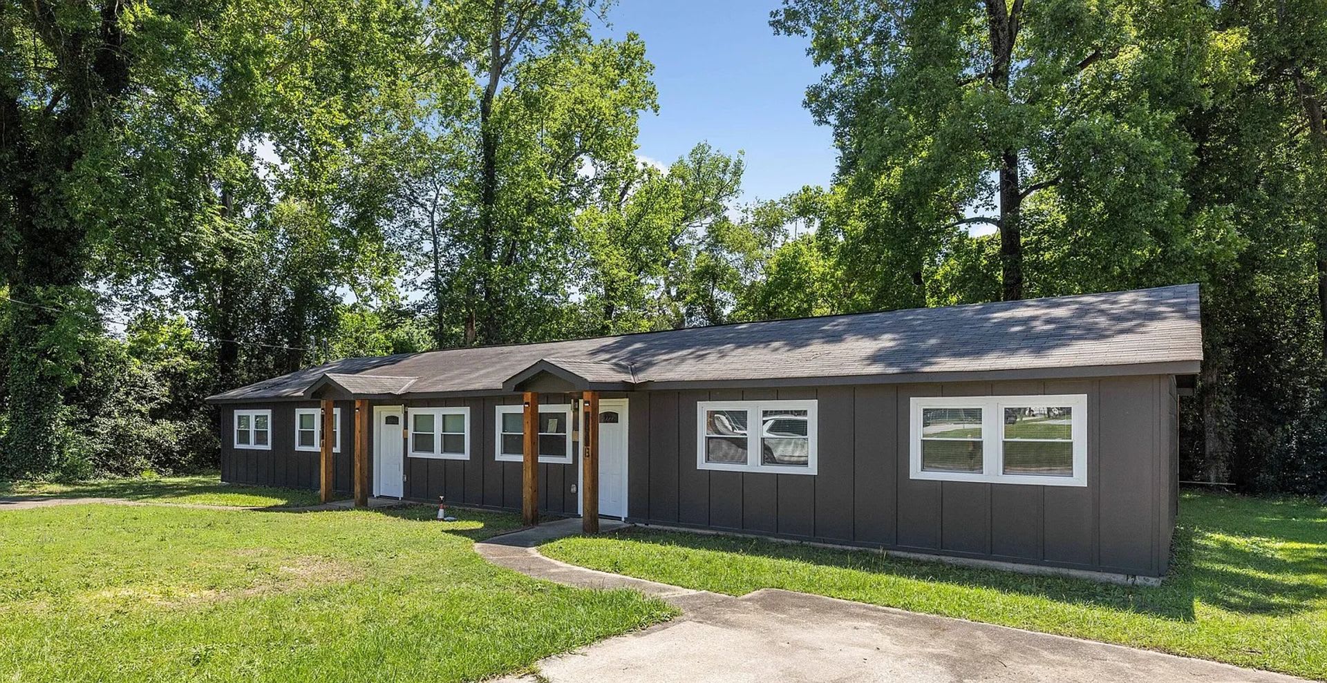 Ready for move in!! Beautifully renovated TWO Bedroom – photo 2