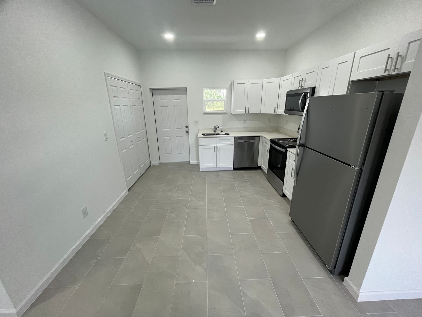Bright & Modern 2 Bed-1 Bath Pet-Friendly Home in Desirable Lake Placid! – photo 4