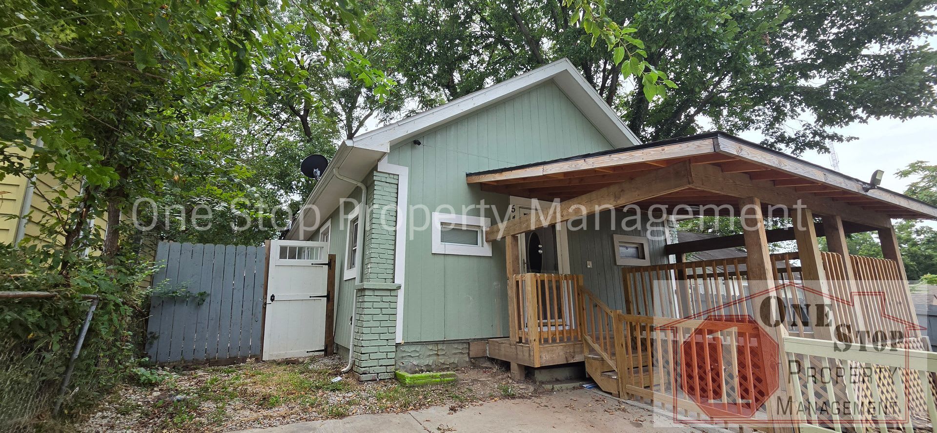 Beautiful 3 Bedroom 2 Bathroom in KCMO! – photo 1