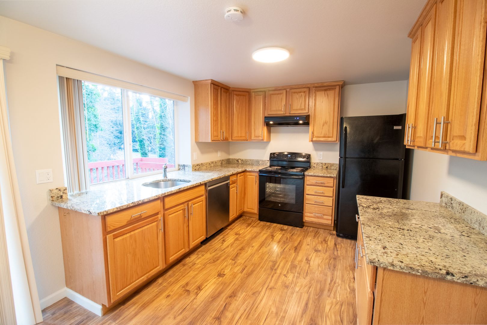 4Bd/1.75Ba Kirkland Home – photo 5