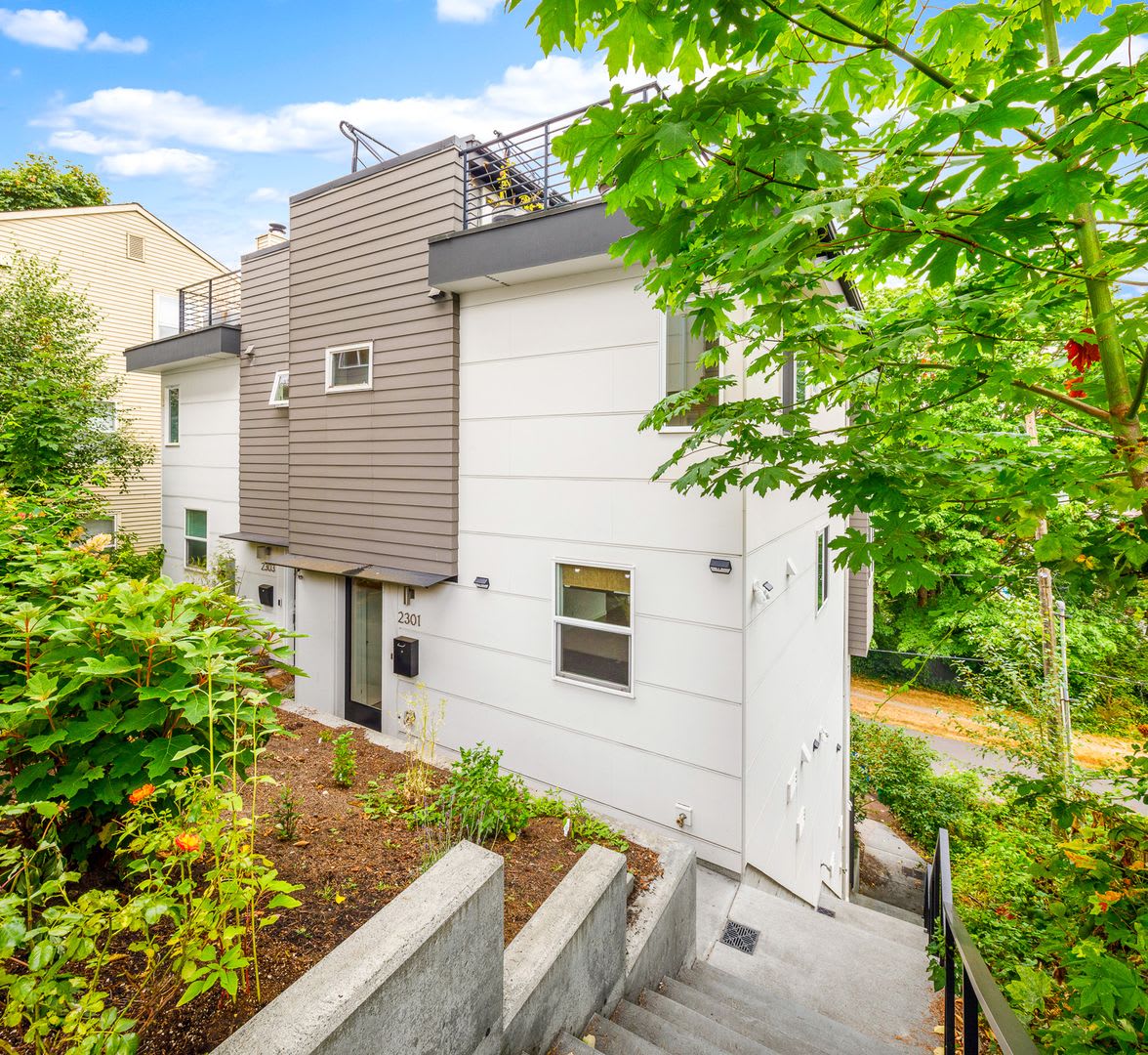 3 Bedroom 2 Bath Newer Magnolia Townhouse – photo 2