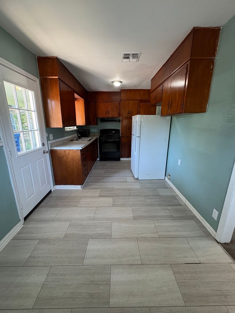 Great 3 bedroom/1 bath home includes gas range and refrigerator! – photo 3