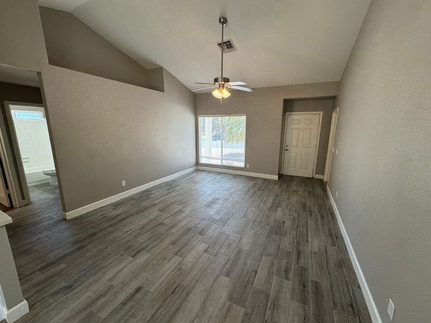Stunning 3-bedroom, 2-bathroom home located in the highly sought-after city of Chandler, AZ. – photo 2