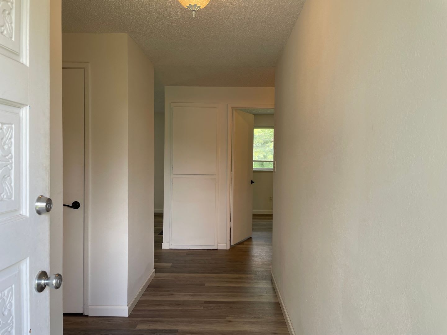 Very Nice 3 Bedroom 2 bath Home-Fully fenced Back Yard-East Medford – photo 3