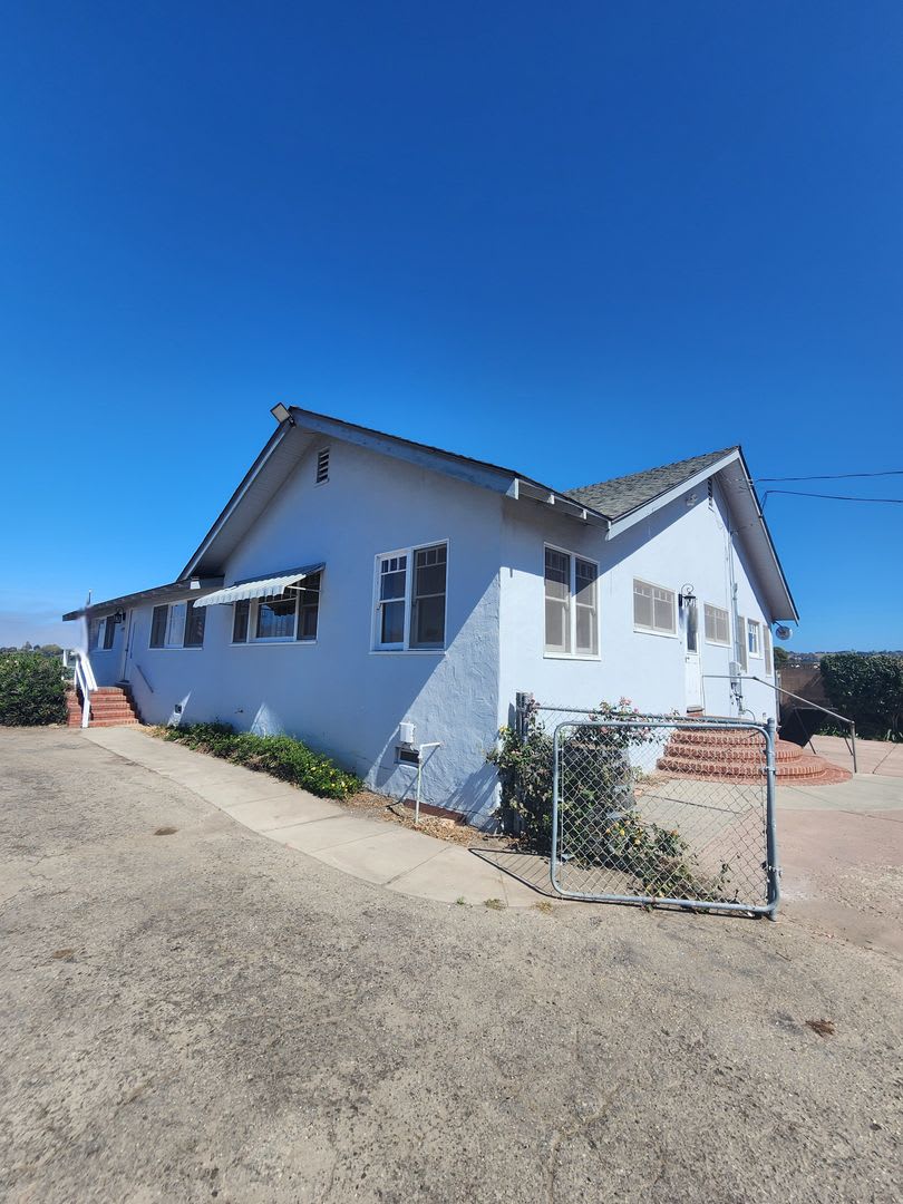 Adorable and Spacious 4 Bedroom Farmhouse W/Bonus Room- Water, Trash and Wifi Included! – photo 2