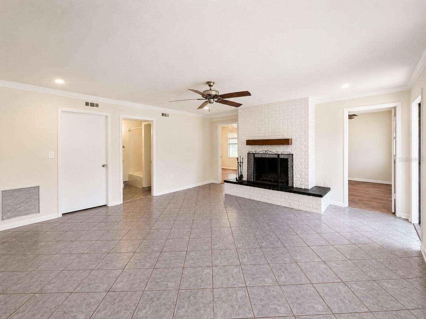 7301 N DARTMOUTH Avenue – photo 2