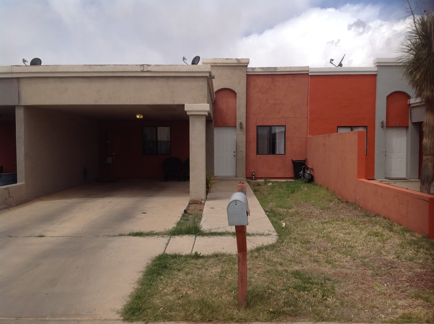 Modern Town Home With Ac 3 2 Covered Off Street Parking Easy Care Yard Ample Kitchen Laminate And Tile Floors – photo 5