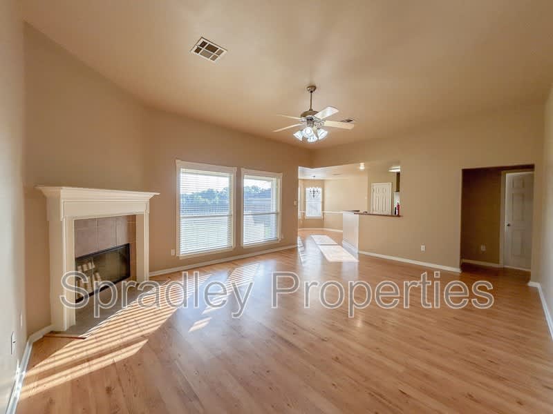2318 Kingsbury Dr – photo 2