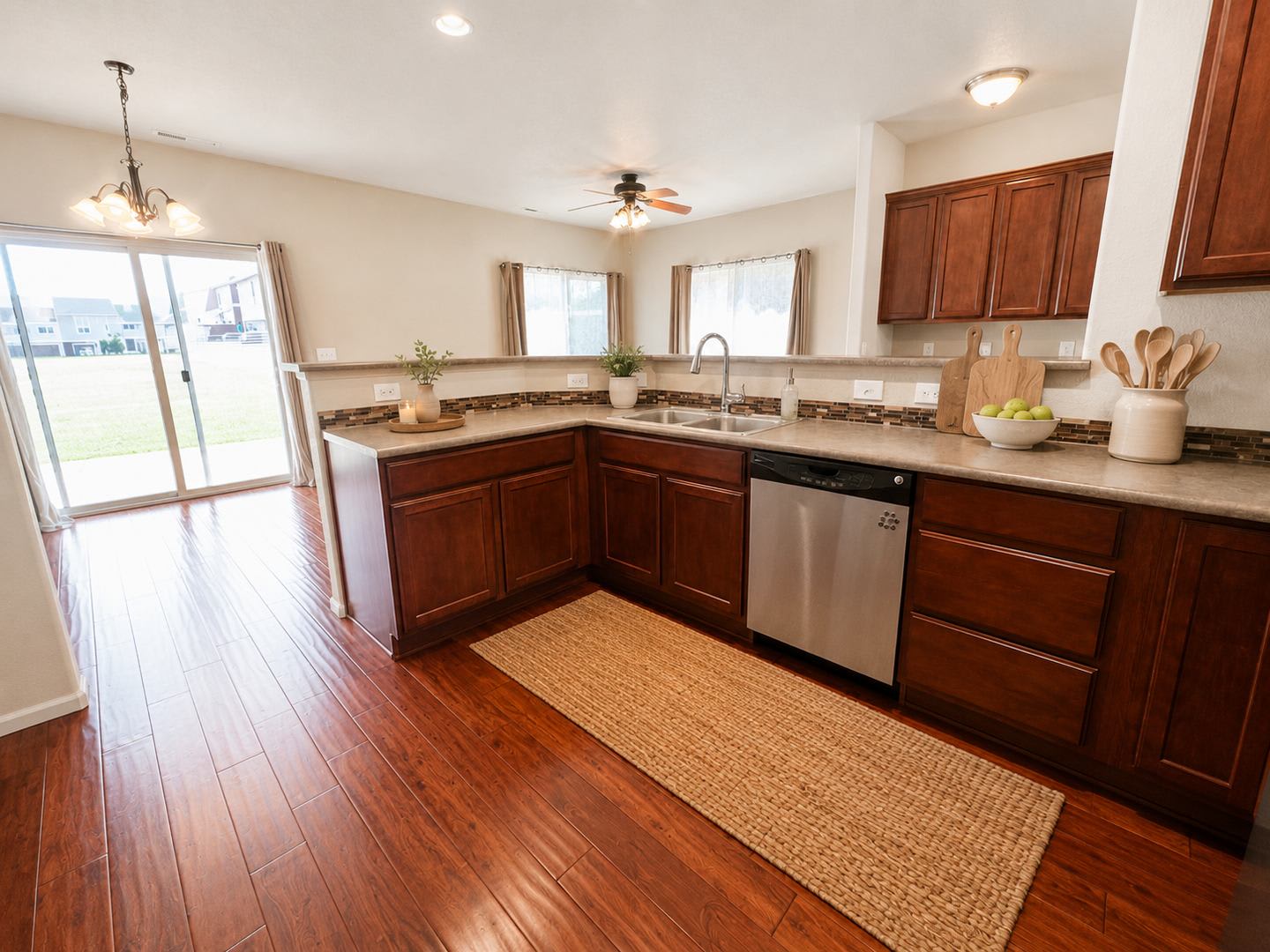 Gorgeous 3 Bedroom Townhouse off North Power Corridor! – photo 5