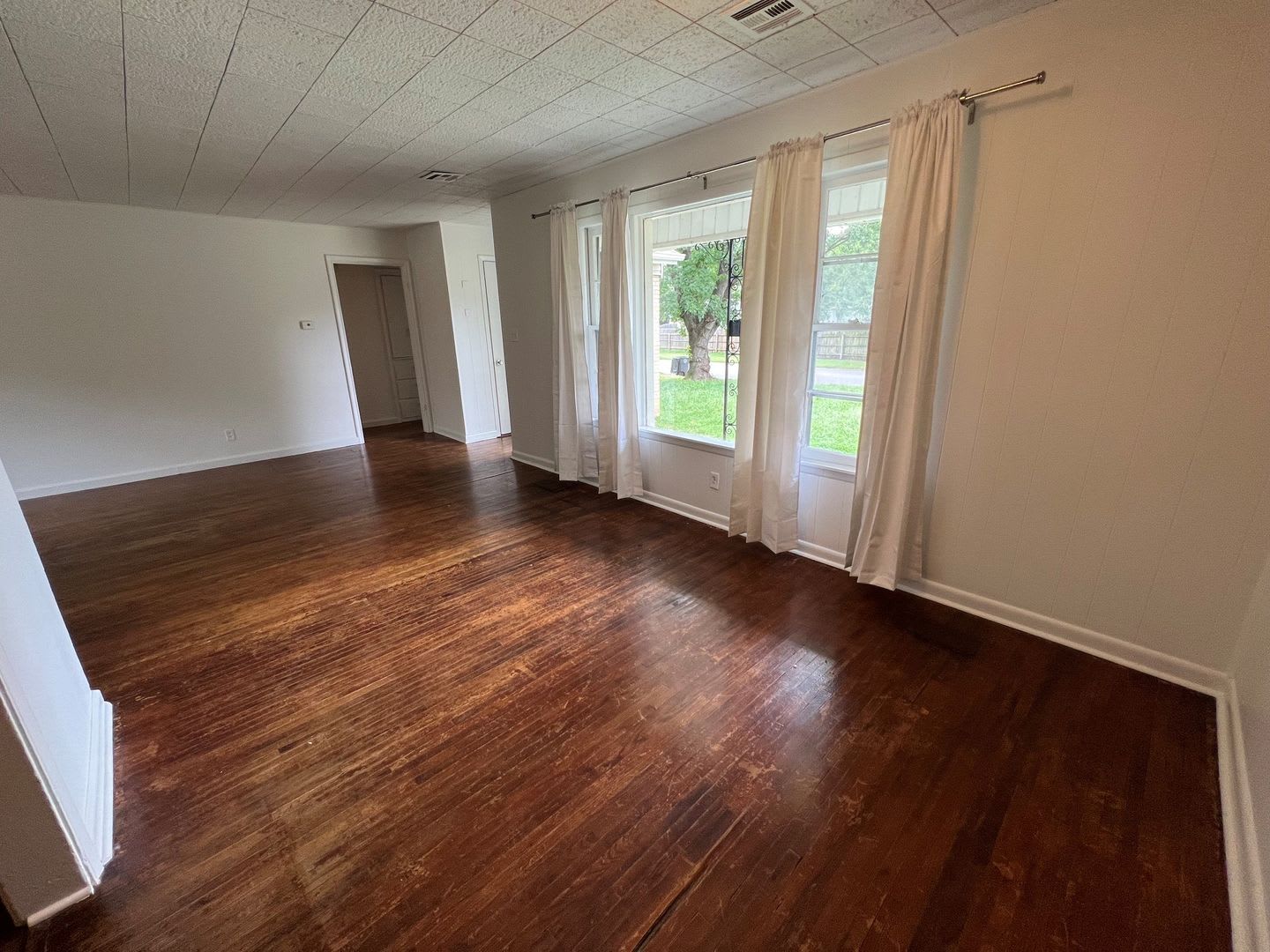 AVAILABLE FOR IMMEDIATE MOVE IN! WALK TO RIVERSIDE PARKS!!! – photo 4