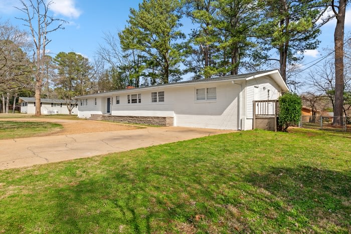 8009 Whitesburg Drive – photo 1
