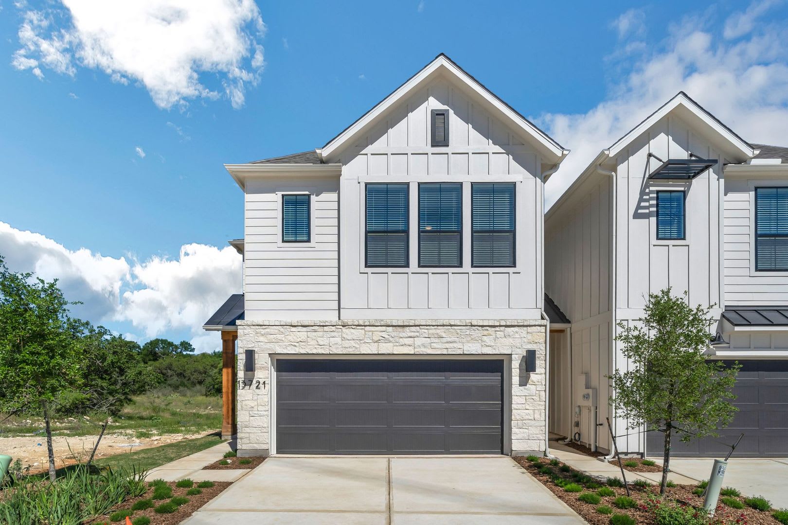 Beautiful Modern Townhome Close to Lackland! – photo 1