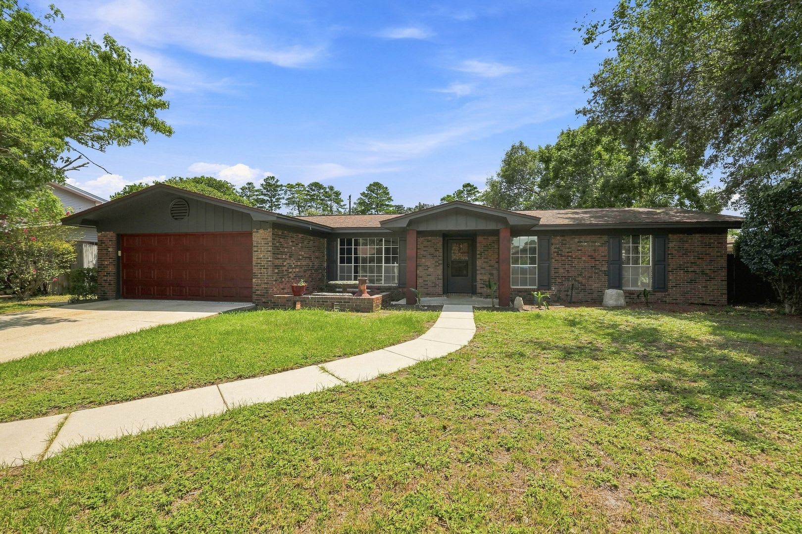 Spacious 3BR/2BA Home with Fenced Backyard, Upgraded Kitchen & Prime Location! – photo 4