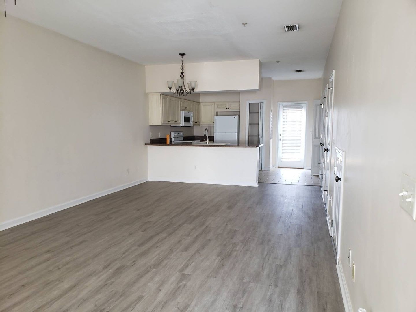Fabulous Townhome In Gated Community W Double Ensuites Special 1 2 Off 1St Month S Rent – photo 4