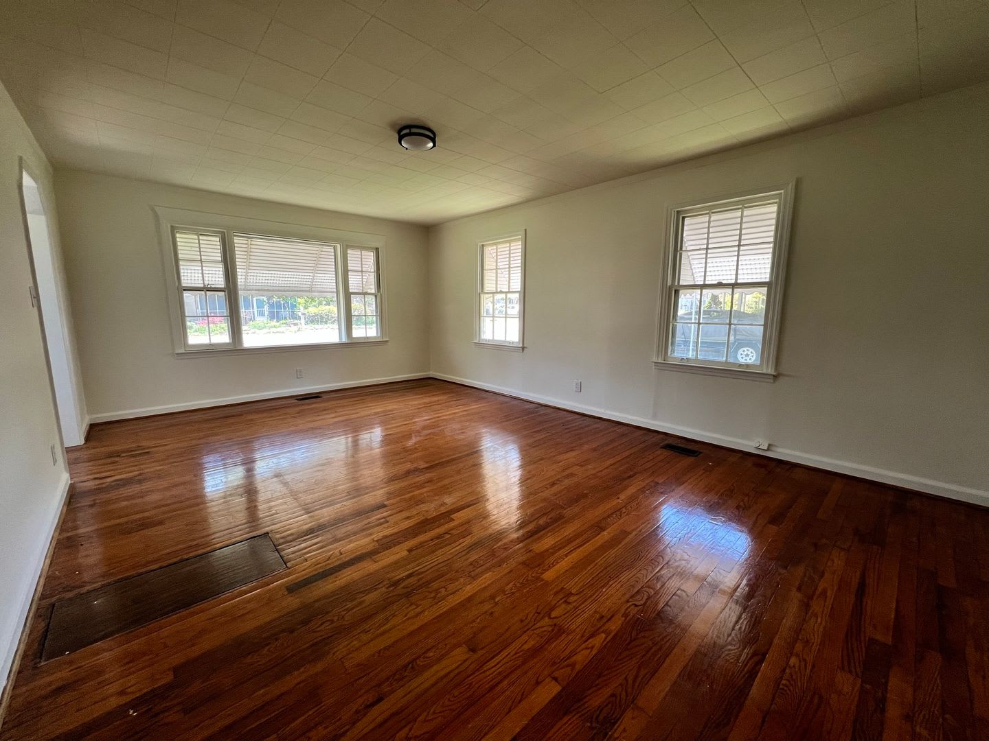 Now available! 2bedroom 1 bathroom with garage – photo 2