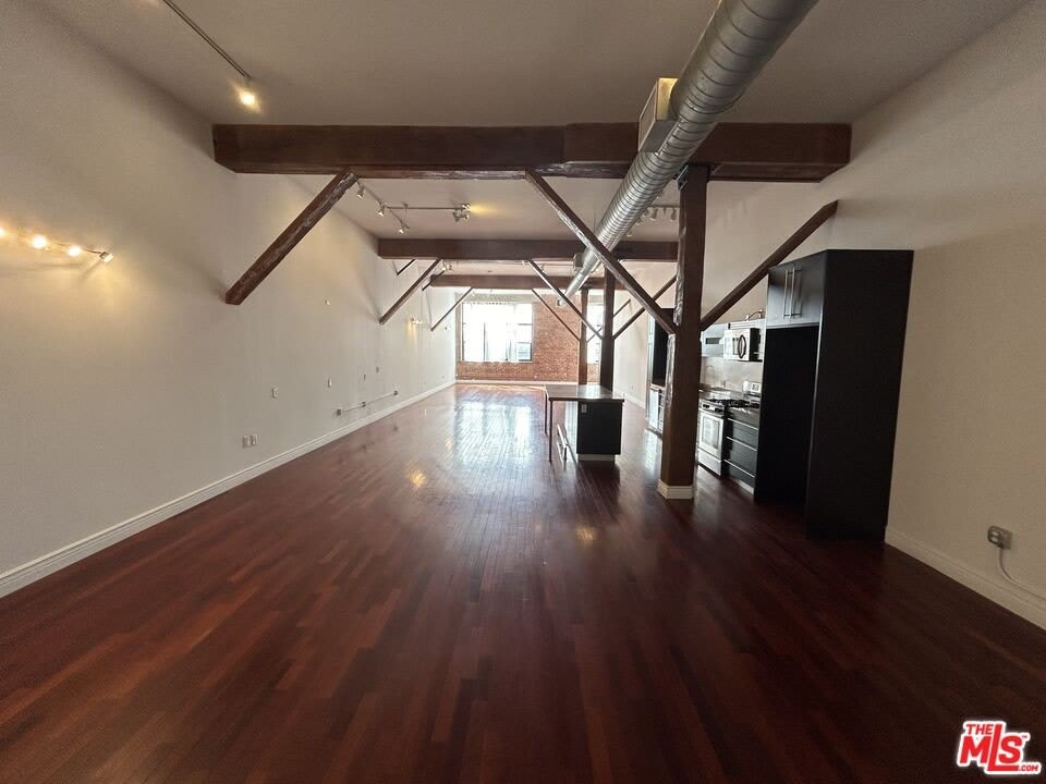 652 Mateo St – photo 2